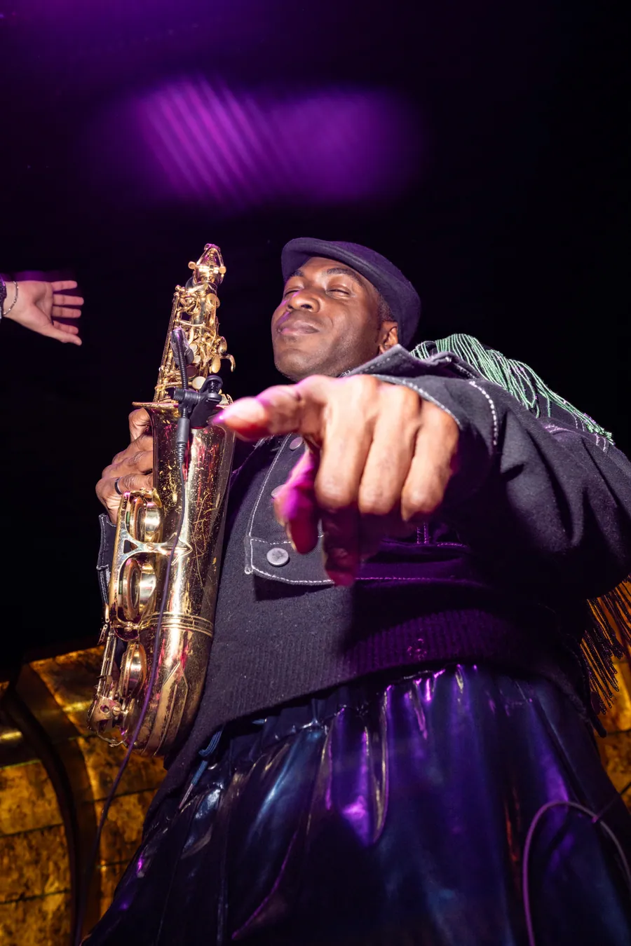 Un saxophoniste au plus près du public pendant la soirée