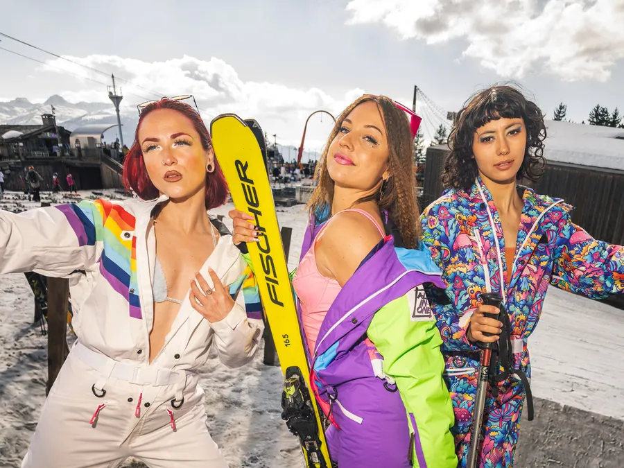 Portrait de groupe avec skis sur la terrasse