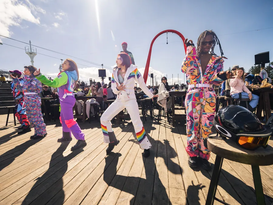 Les danseurs au milieu de la terrasse
