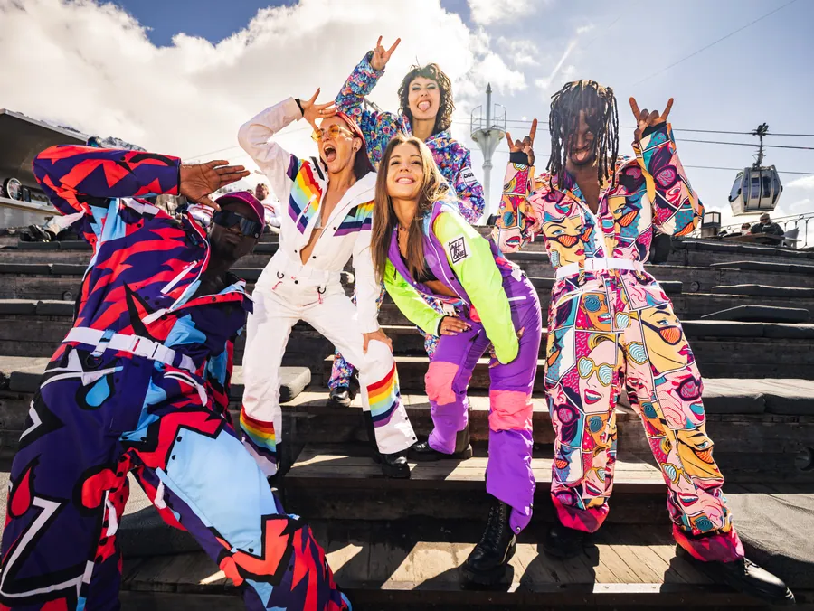 Les costumes colorés devant La Folie Douce