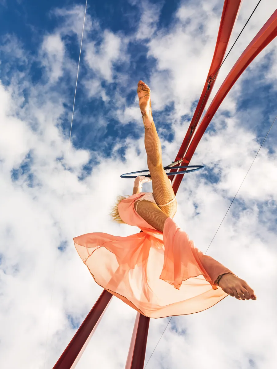 Acrobate sous l’arche rouge