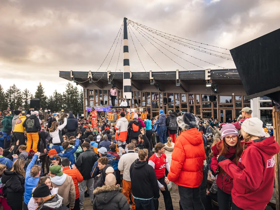 Le public de La Folie Douce réuni devant la scène