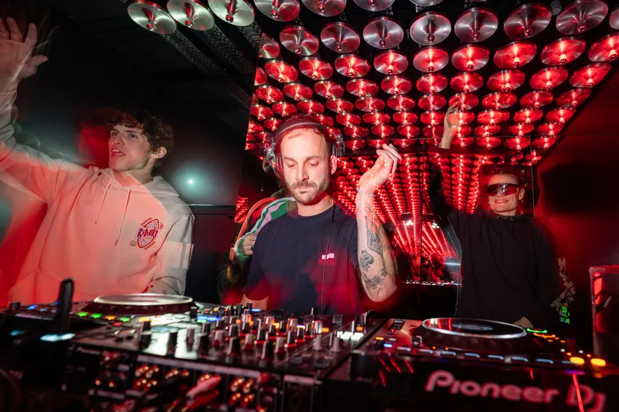 DJ aux platines sous les lumières rouges d’Open Deck
