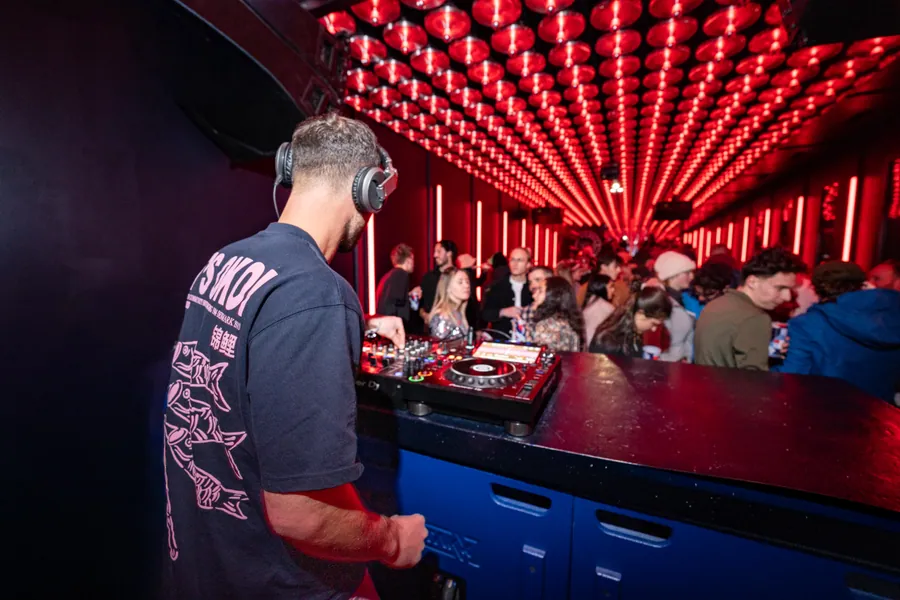 DJ et public se faisant face dans le club