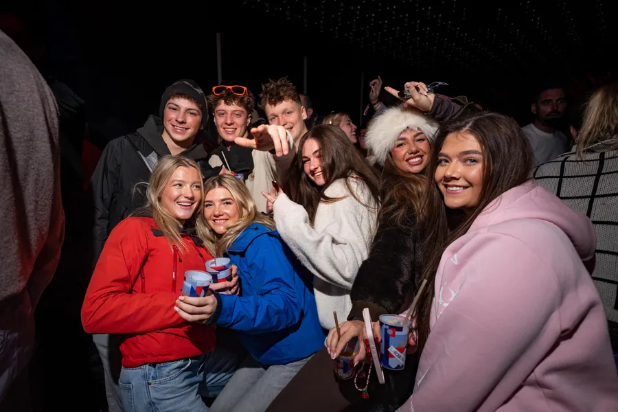 Portrait de groupe sous les lumières du club
