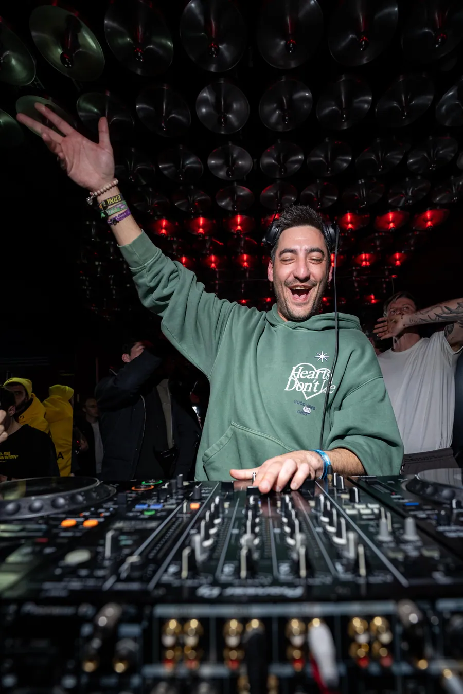 Le sourire d’un DJ pendant son set