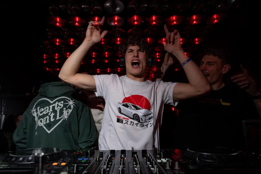 Un DJ accompagne le rythme pendant Open Deck