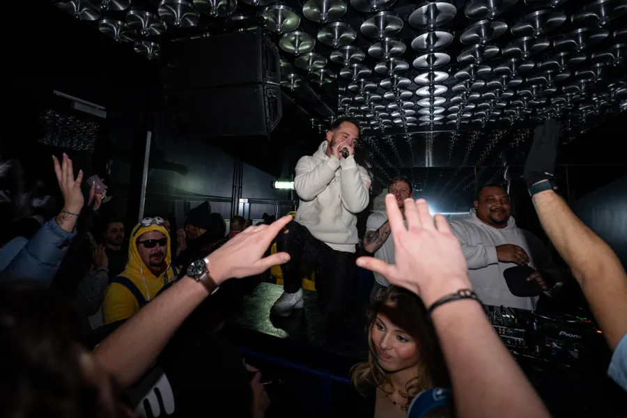 Le public autour de la cabine DJ