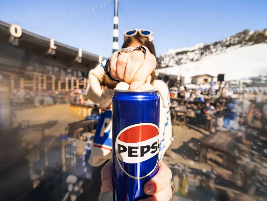 Une canette Pepsi photographiée au grand angle sur la terrasse