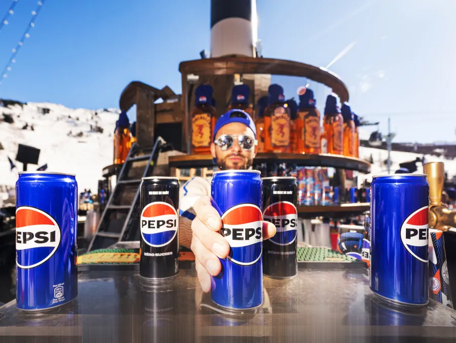 Les canettes disposées au comptoir de La Folie Douce
