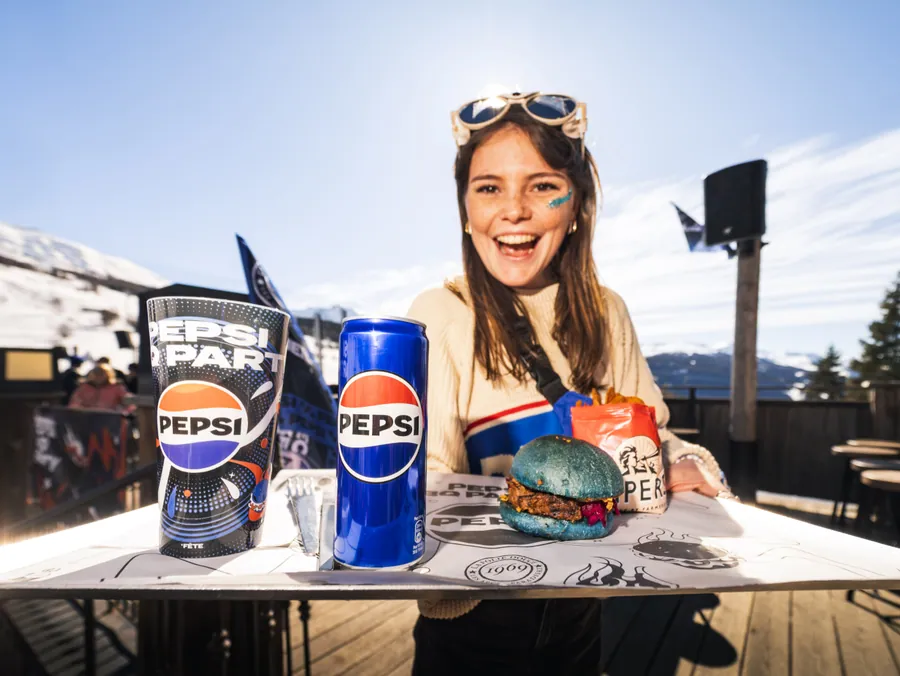 Portrait à table avec le burger et la boisson de la campagne