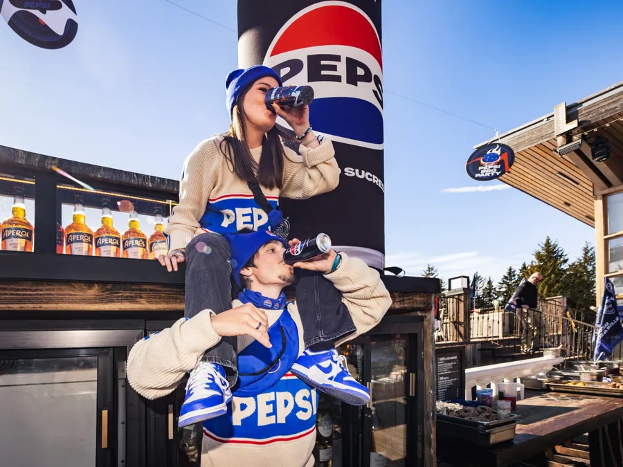 Portrait en tenue Pepsi devant la terrasse