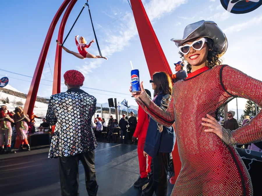 Une artiste en costume rouge pendant le spectacle