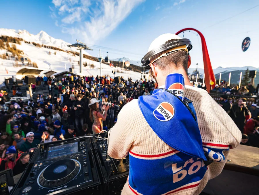 Le DJ face à la foule pendant la journée Pepsi