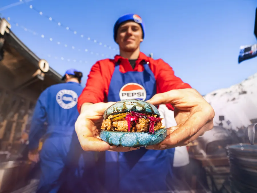 Présentation du burger bleu aux couleurs de la campagne