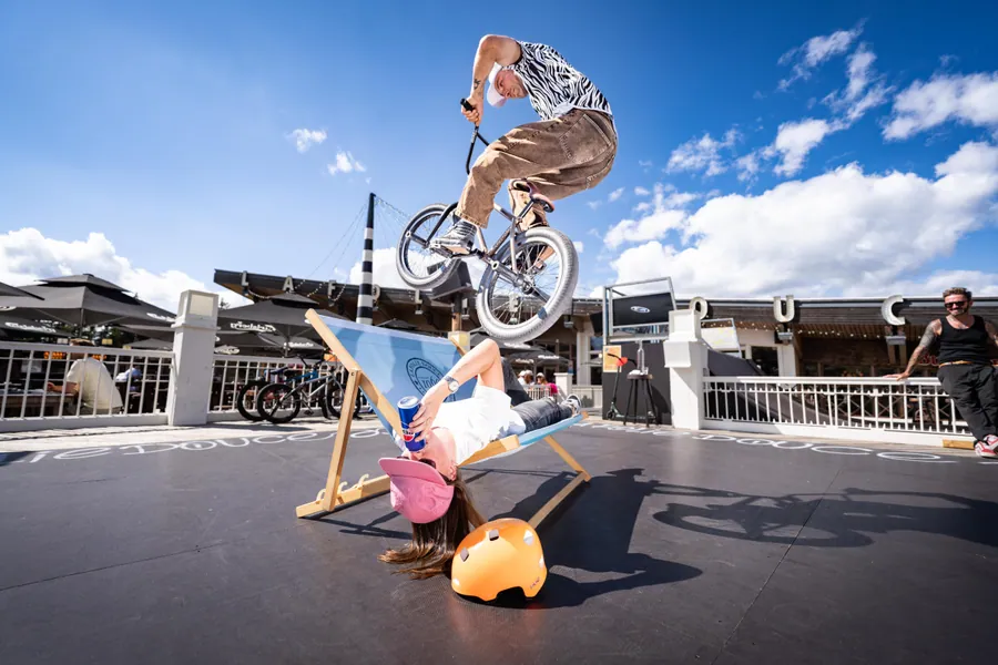 Une figure de BMX devant le public et les couleurs Pepsi