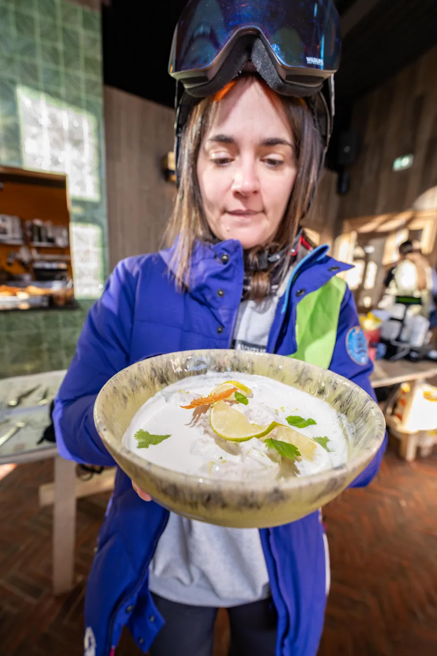 Une cliente présente son assiette à La Petite Cuisine, La Folie Douce Les Arcs