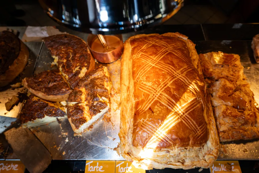 Une pâtisserie dorée au comptoir à La Petite Cuisine, La Folie Douce Les Arcs