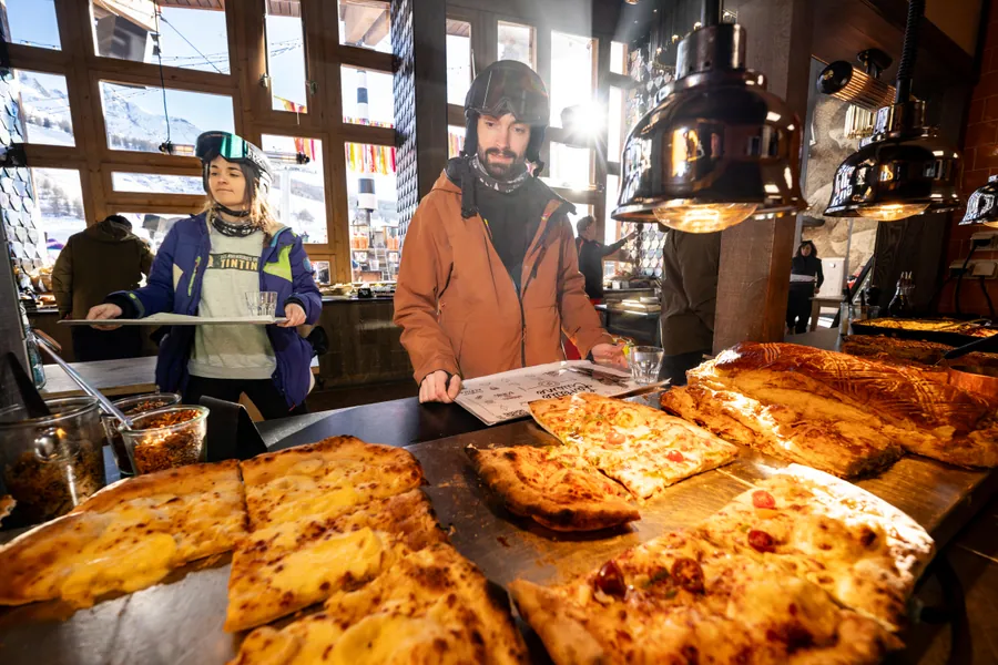 Le buffet et ses plats chauds à La Petite Cuisine, La Folie Douce Les Arcs