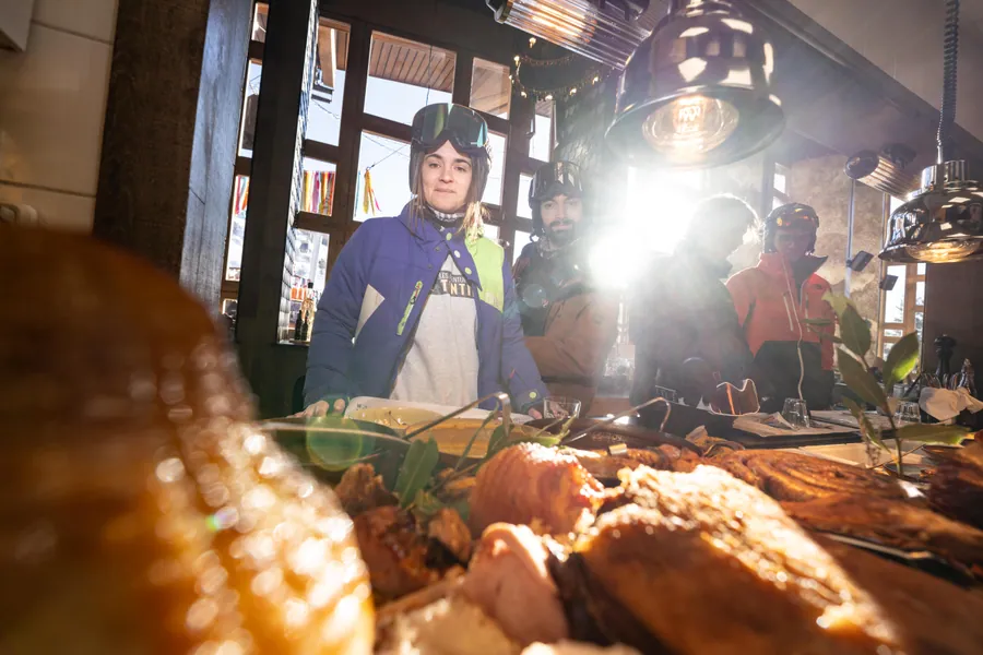 Un rayon de soleil traverse le comptoir à La Petite Cuisine, La Folie Douce Les Arcs