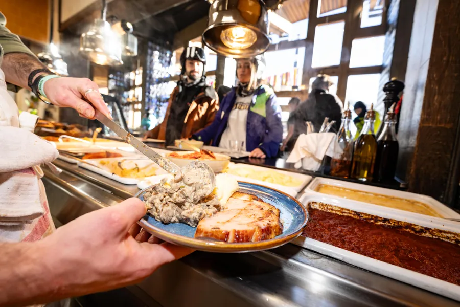 Une assiette est servie au comptoir à La Petite Cuisine, La Folie Douce Les Arcs