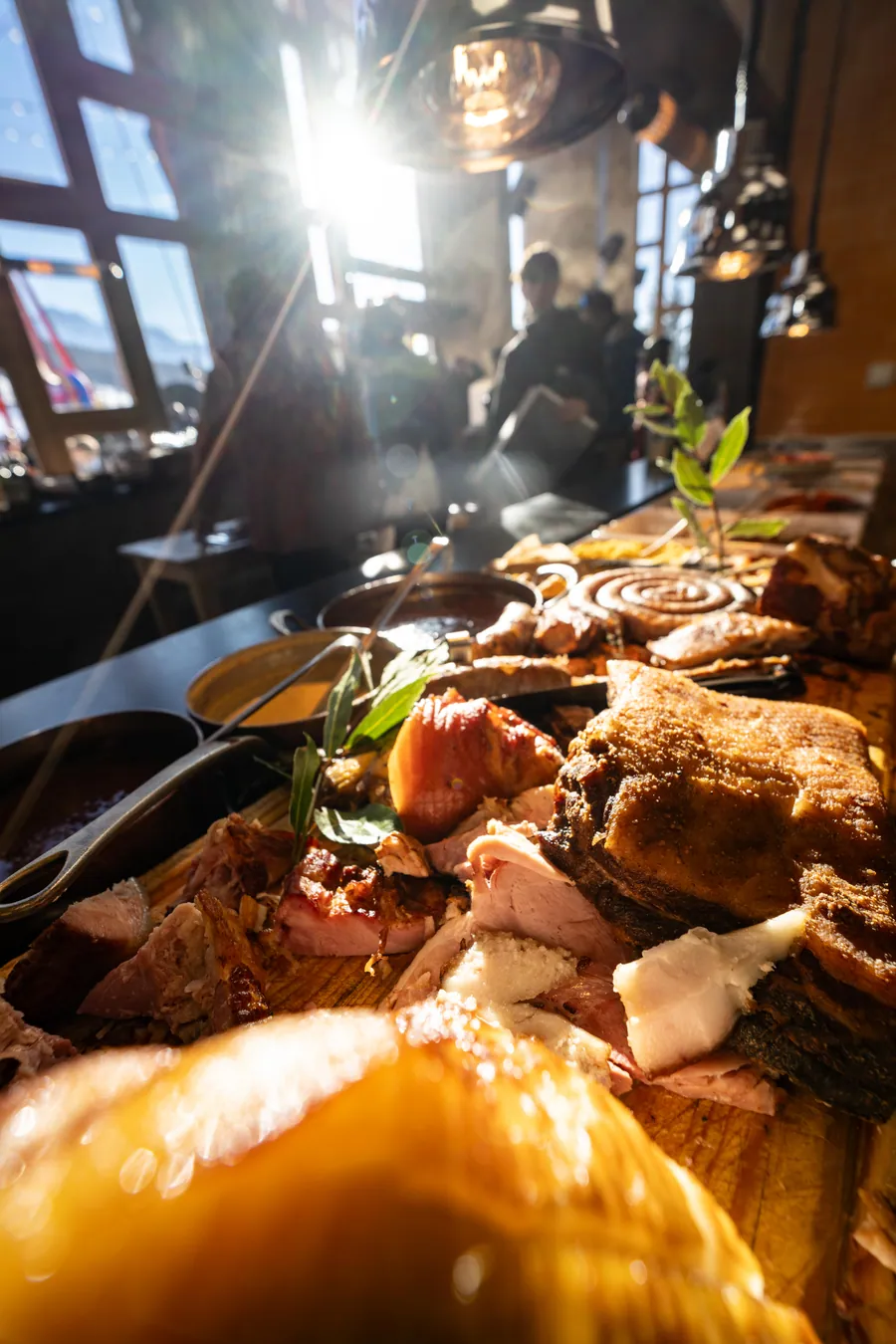 Le buffet en lumière à La Petite Cuisine, La Folie Douce Les Arcs