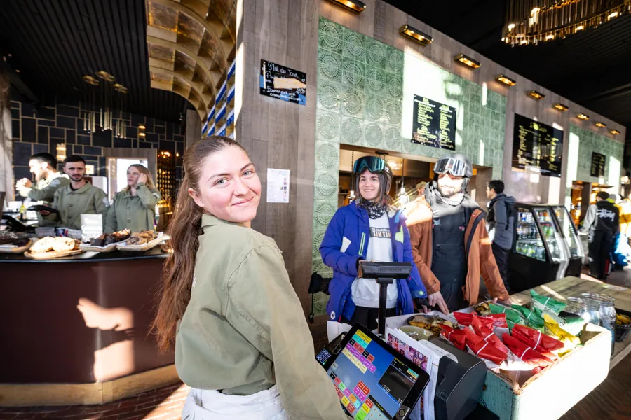 Une cliente à la caisse à La Petite Cuisine, La Folie Douce Les Arcs