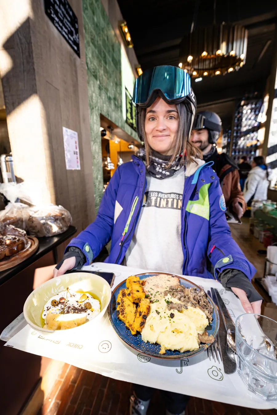 Une cliente avec son plateau à La Petite Cuisine, La Folie Douce Les Arcs