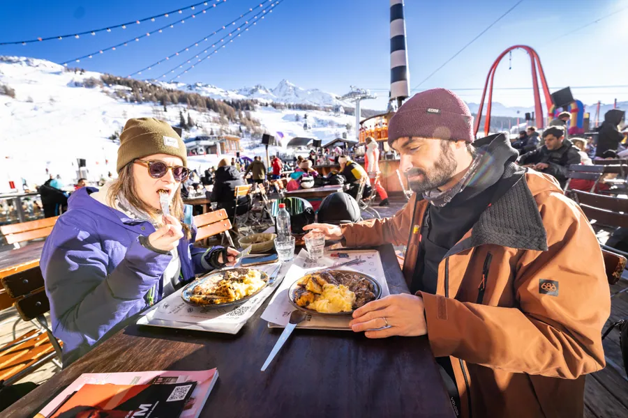 Un repas sur la terrasse ensoleillée à La Petite Cuisine, La Folie Douce Les Arcs