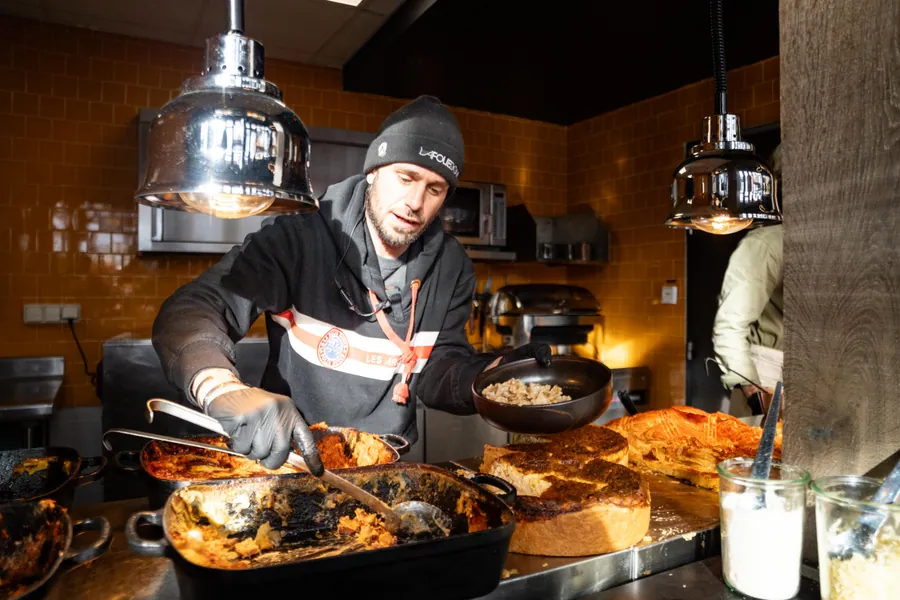 Un chef au service à La Petite Cuisine, La Folie Douce Les Arcs