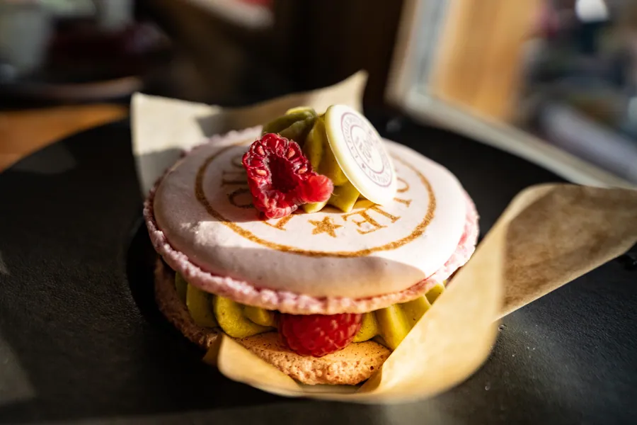 Gros plan sur une pâtisserie à La Petite Cuisine, La Folie Douce Les Arcs