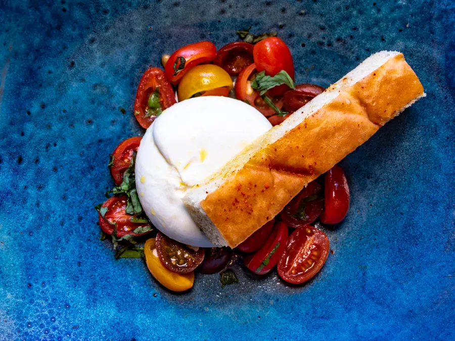 Une assiette de fromage et légumes à La Petite Cuisine, La Folie Douce Les Arcs