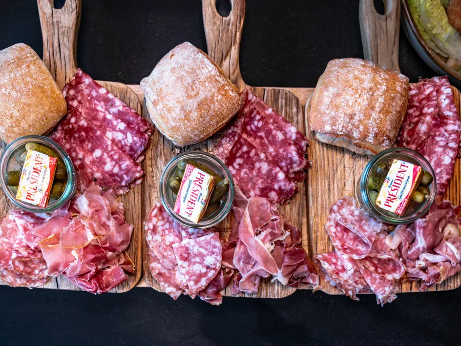 Des planches de charcuterie à La Petite Cuisine, La Folie Douce Les Arcs