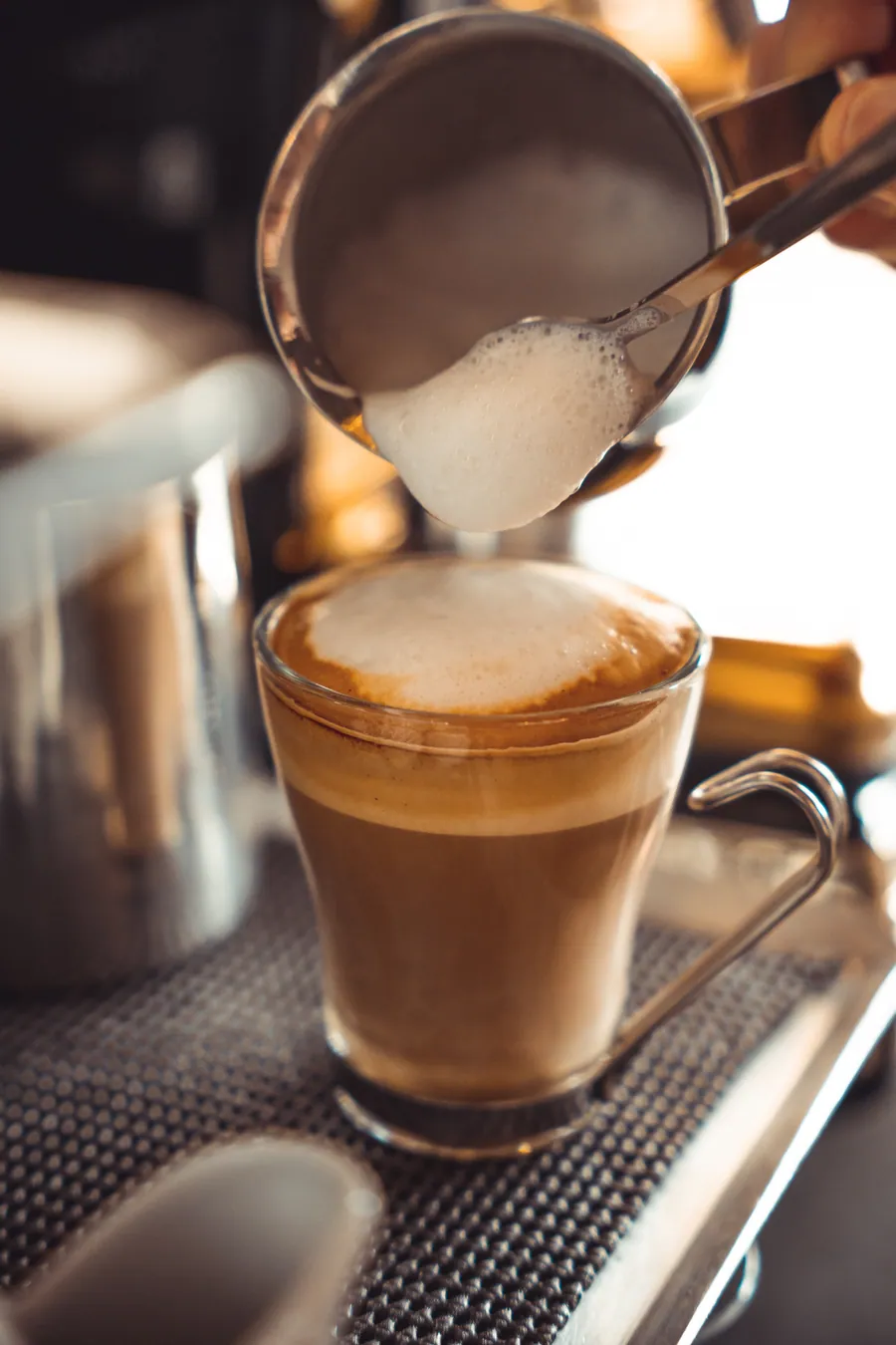 Préparation d’un café à La Petite Cuisine, La Folie Douce Les Arcs