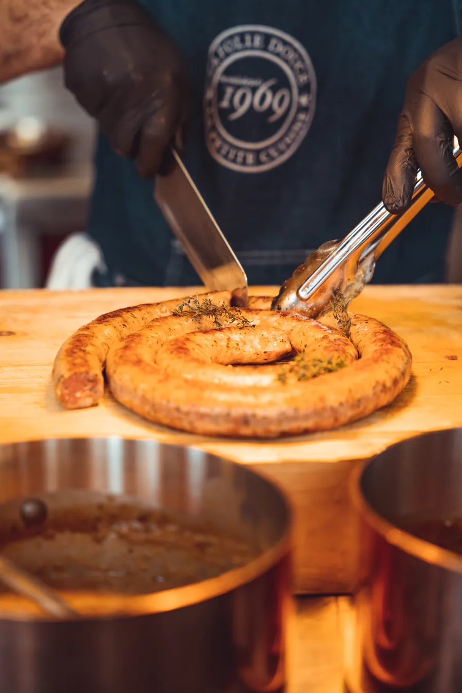 Un geste au-dessus des plats à La Petite Cuisine, La Folie Douce Les Arcs