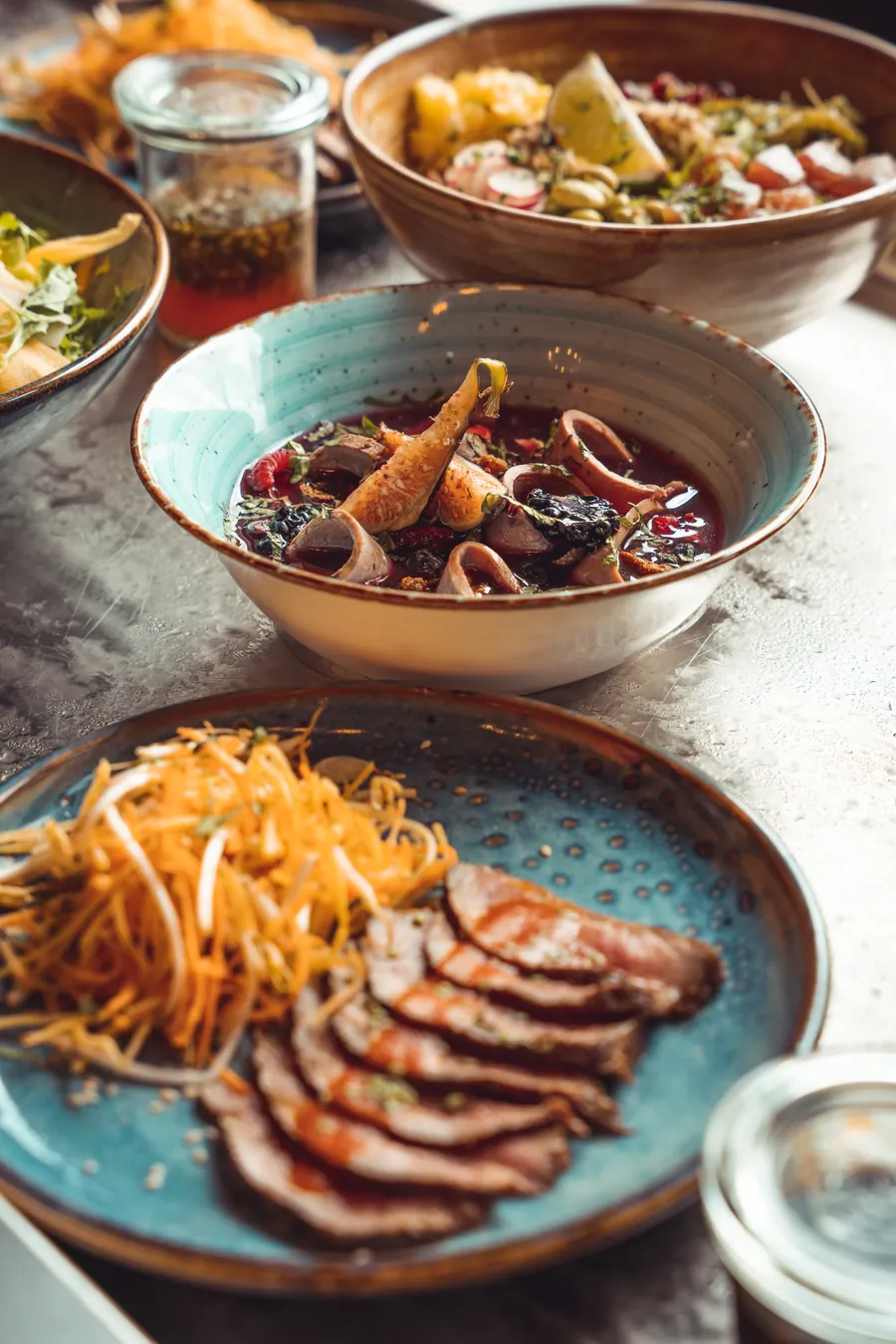 Une sélection d’assiettes sur la table à La Petite Cuisine, La Folie Douce Les Arcs