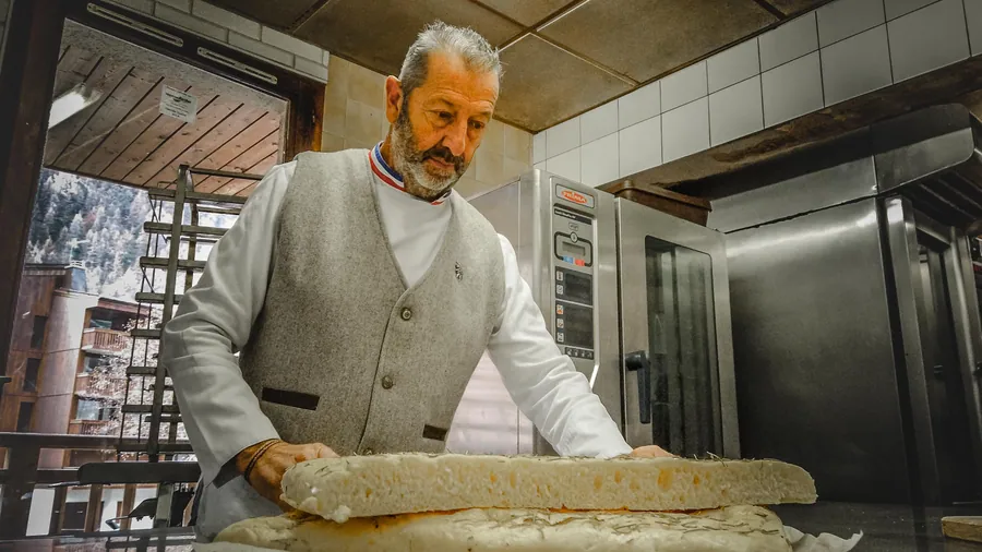 Patrick Chevallot travaille la pâte dans son atelier