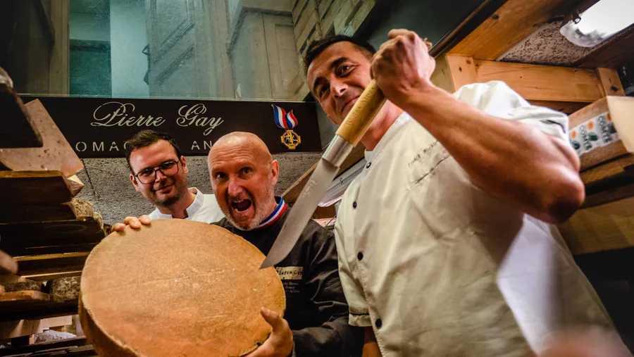 Franck Mischler et Pierre Gay autour d’une meule de fromage