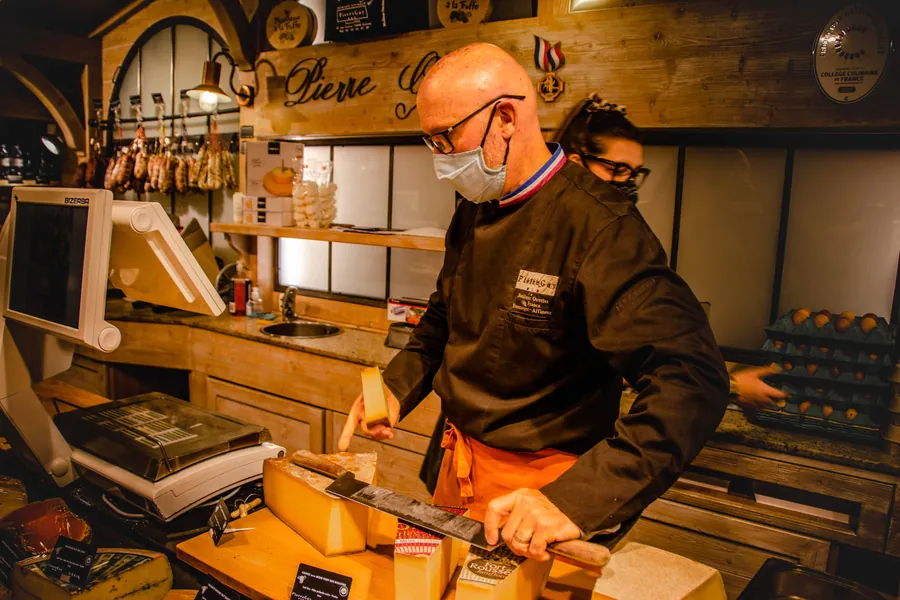 Pierre Gay au travail derrière son comptoir