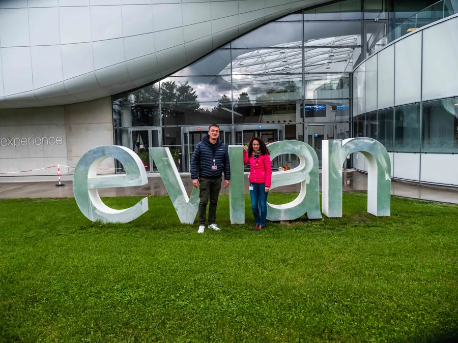 La rencontre devant le site Evian