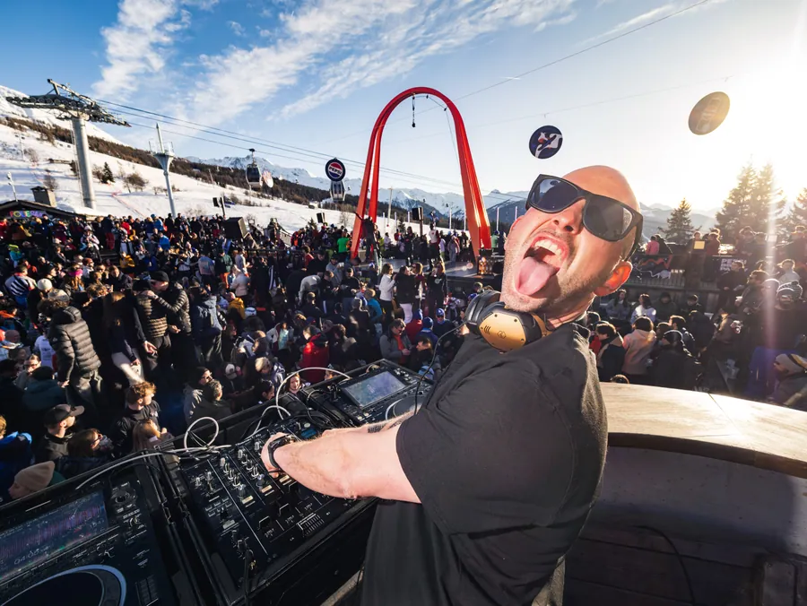 Le DJ et le public photographiés au grand angle