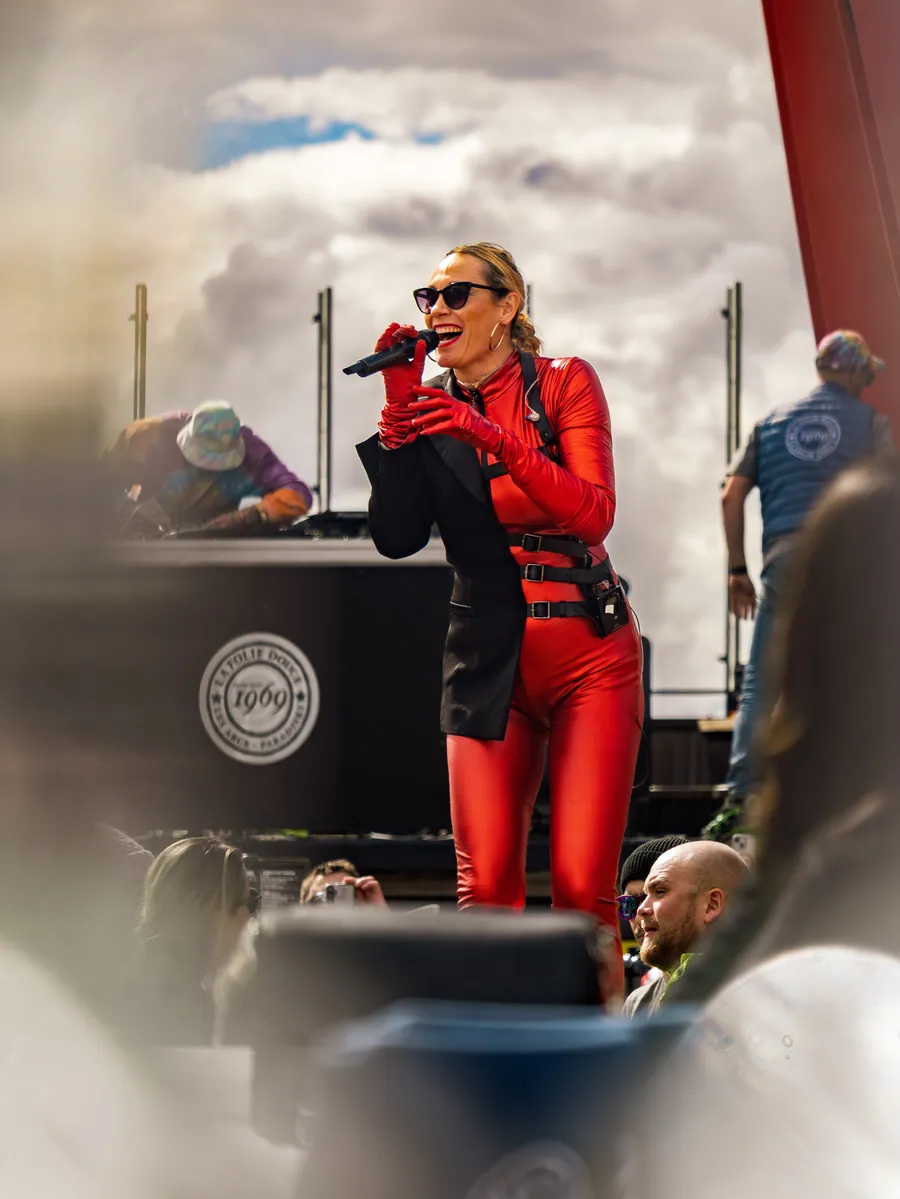 Une chanteuse en costume rouge au micro