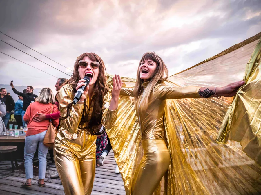 Deux chanteuses en costume doré pendant un spectacle