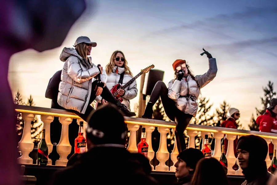 Musiciens en représentation sur la balustrade de La Folie Douce