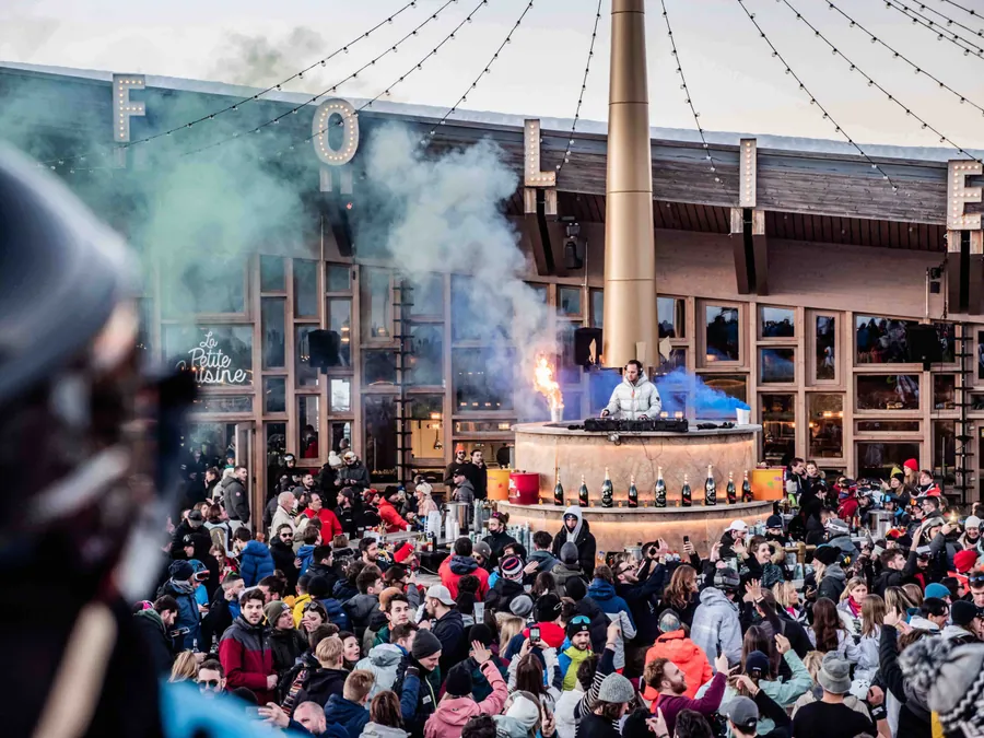La foule réunie devant la scène de La Folie Douce aux Arcs