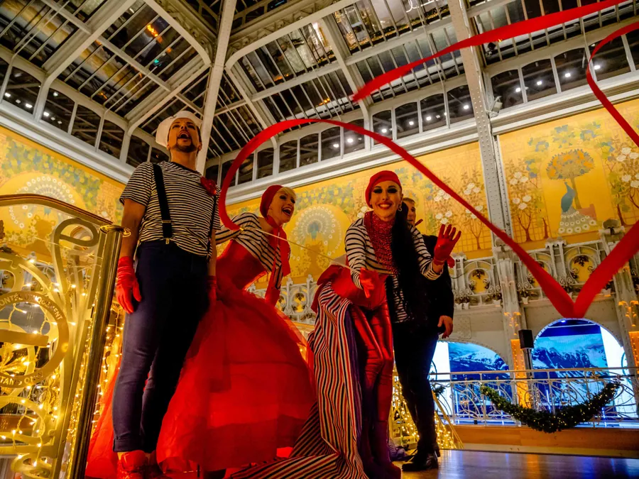 Artistes en costumes à la Samaritaine à Paris, privatisée pour un événement