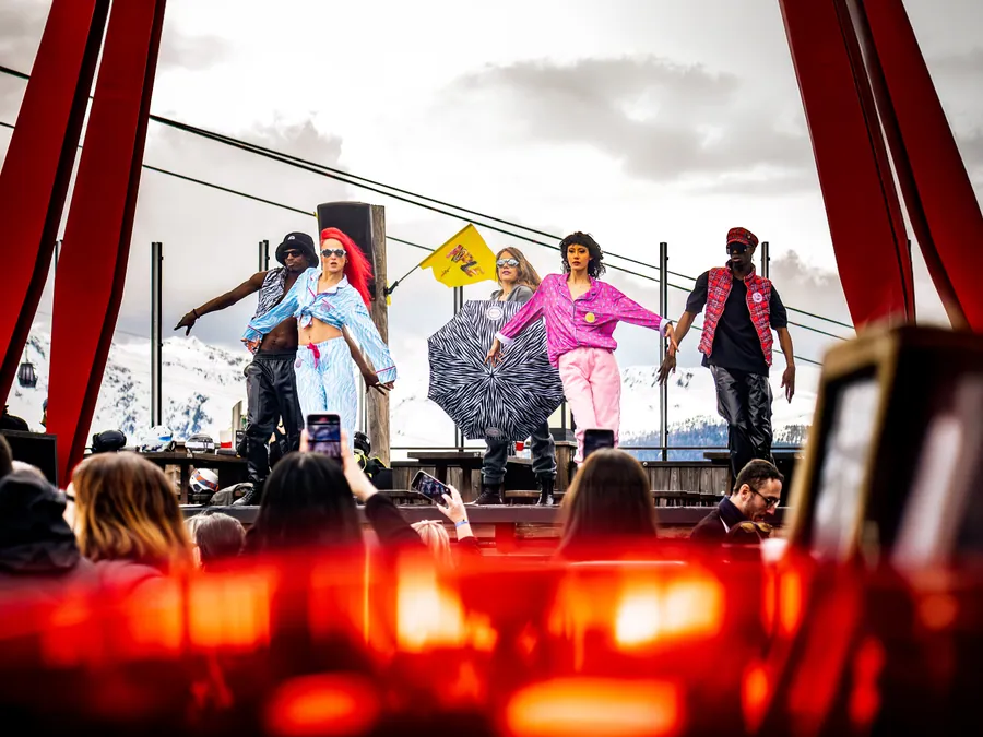 Les danseurs en costumes colorés sur scène devant la terrasse
