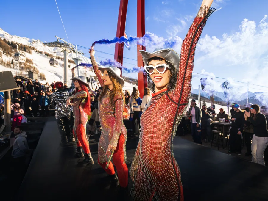 Les artistes avancent sur la scène au milieu du public aux Arcs