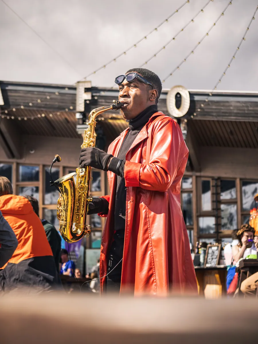 Un saxophoniste joue sur la scène de La Folie Douce