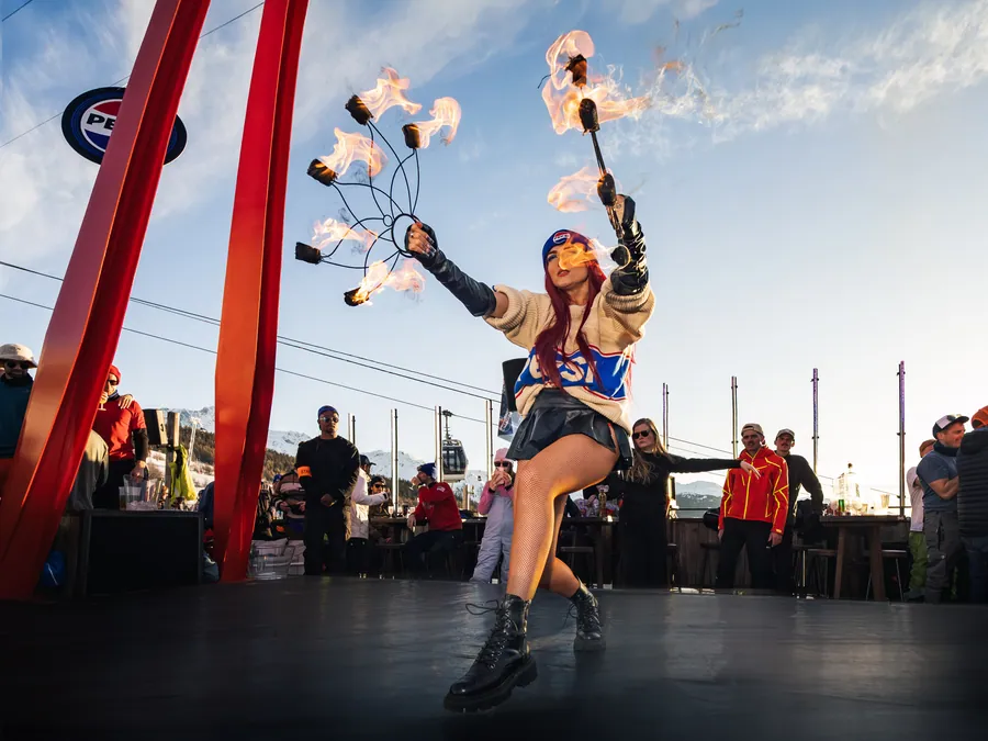 Une artiste aux éventails enflammés pendant le spectacle